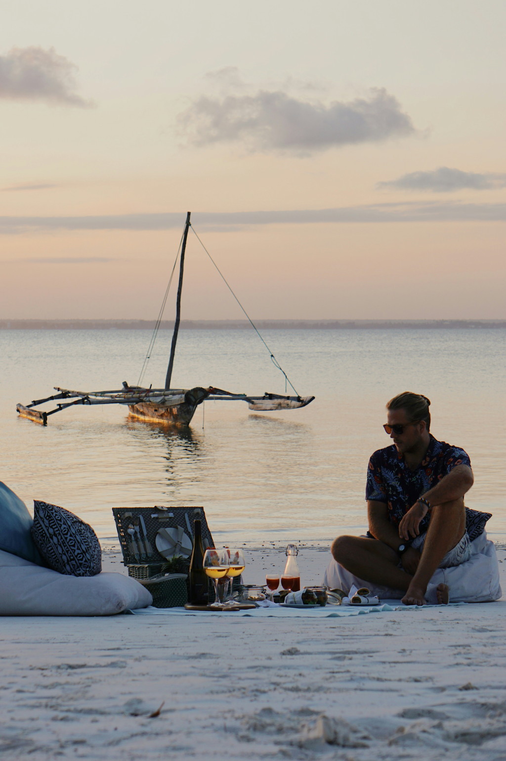 Romantisches Picknick am Strand von Sansibar