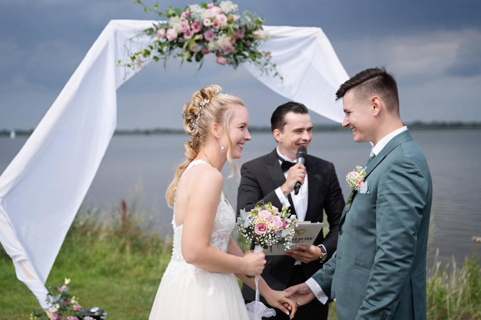 Tamada gesucht? Warum die zweisprachige Moderation über eure Hochzeit entscheidet Bild 1 Tamada gesucht? Warum die zweisprachige Moderation über eure Hochzeit entscheidet Bild 1