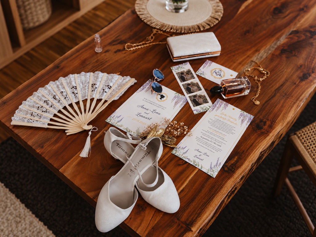 Beim Getting Ready entstehen auch sch&ouml;ne Detailaufnahmen - hier mit der 3-fach Hochzeitskarte Royal Love